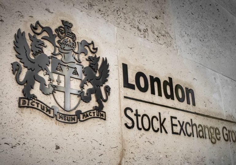 FTSE 100 sinks on travel restrictions and US stimulus stalemate