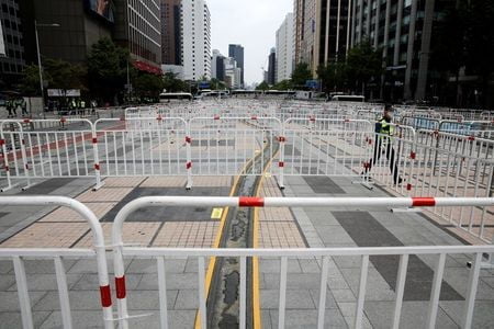 South Korea police set up 'bus walls' to prevent protests