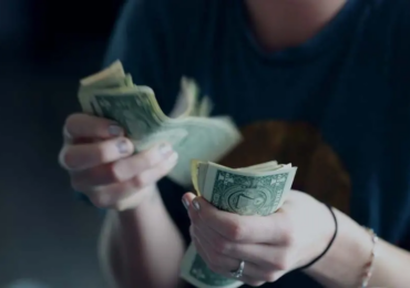 Micro-Cashflow Thinking: How Small, Predictable Income Streams Shape Real-World “Investing”