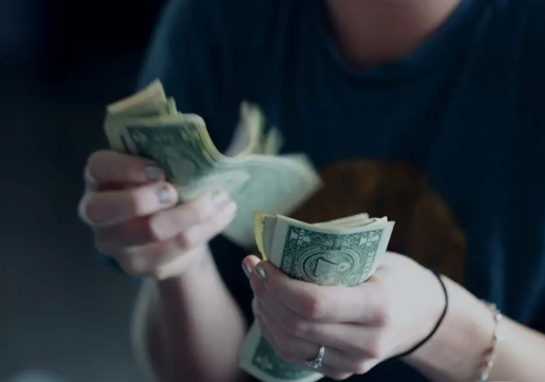 Micro-Cashflow Thinking: How Small, Predictable Income Streams Shape Real-World “Investing”