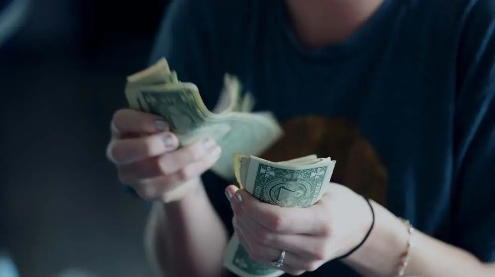 Micro-Cashflow Thinking: How Small, Predictable Income Streams Shape Real-World “Investing”