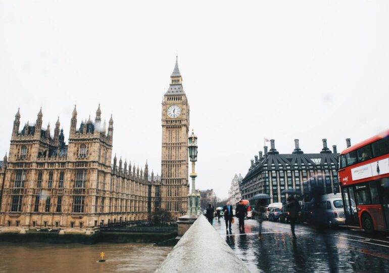 Ex-UK Chancellor backs bitcoin as alternative to failing systems